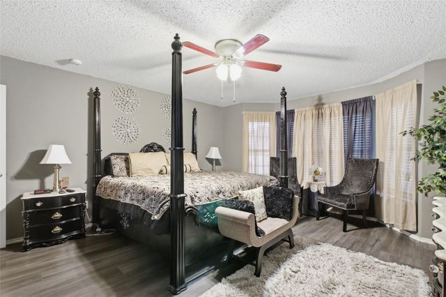 217 Sunset Oaks Drive, Fort Worth, TX 76112