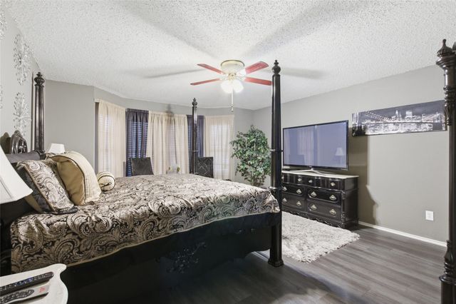 217 Sunset Oaks Drive, Fort Worth, TX 76112