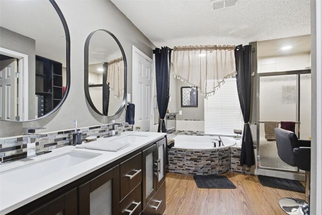 217 Sunset Oaks Drive, Fort Worth, TX 76112