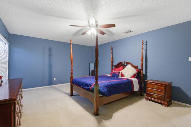 217 Sunset Oaks Drive, Fort Worth, TX 76112