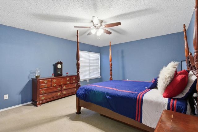 217 Sunset Oaks Drive, Fort Worth, TX 76112