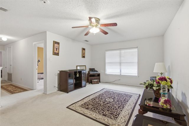 217 Sunset Oaks Drive, Fort Worth, TX 76112