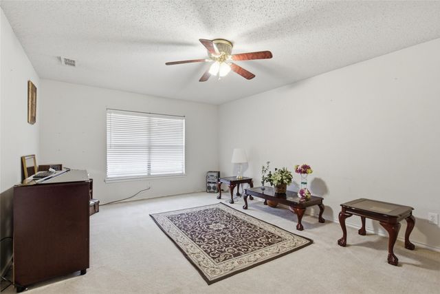 217 Sunset Oaks Drive, Fort Worth, TX 76112