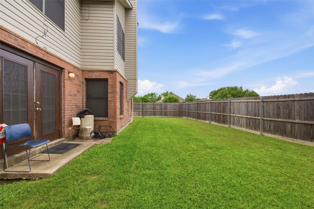 217 Sunset Oaks Drive, Fort Worth, TX 76112