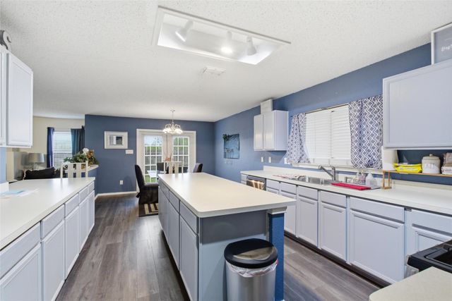 217 Sunset Oaks Drive, Fort Worth, TX 76112