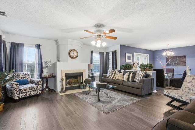 217 Sunset Oaks Drive, Fort Worth, TX 76112