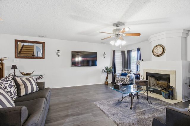 217 Sunset Oaks Drive, Fort Worth, TX 76112