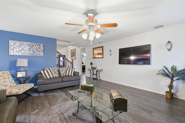 217 Sunset Oaks Drive, Fort Worth, TX 76112