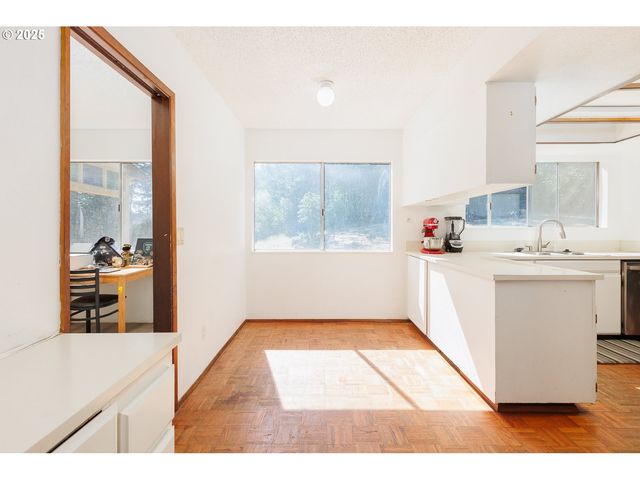 24358 QUEEN ANNE Dr, Philomath, OR 97370