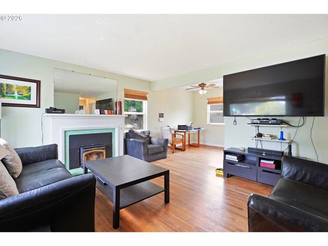 9128 Se MARKET St, Portland, OR 97216