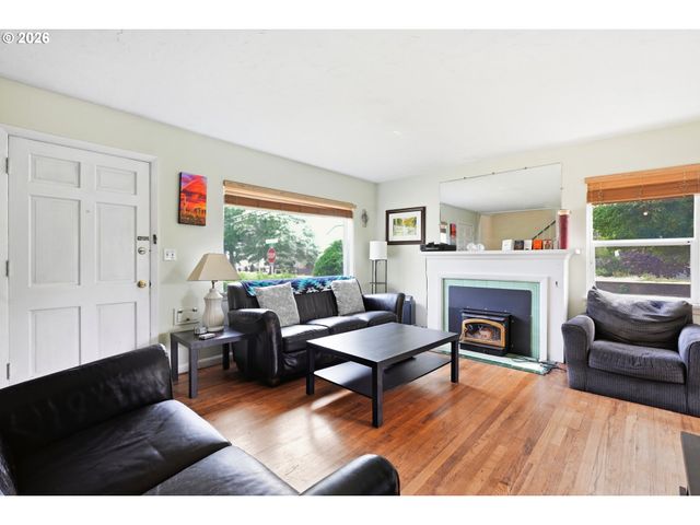 9128 Se MARKET St, Portland, OR 97216