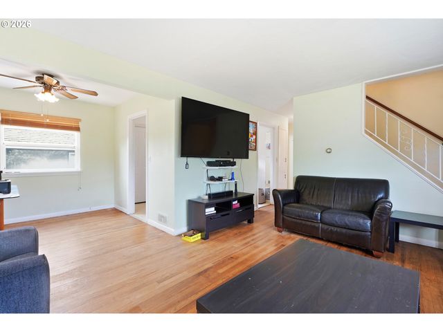 9128 Se MARKET St, Portland, OR 97216