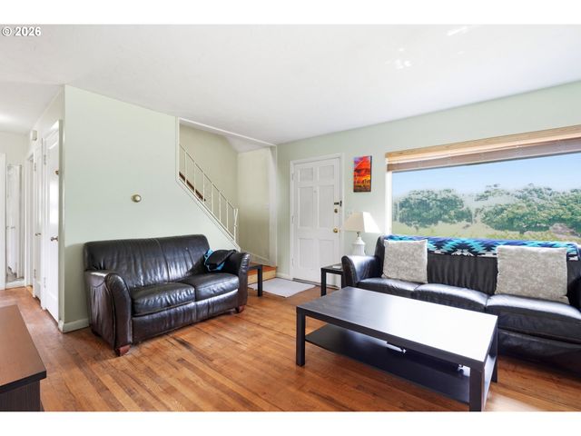 9128 Se MARKET St, Portland, OR 97216
