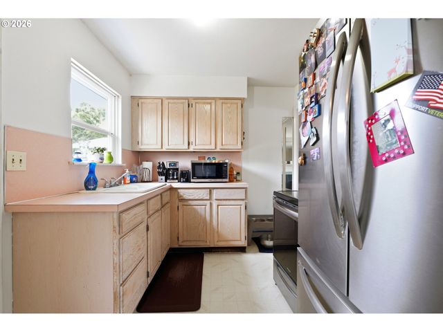 9128 Se MARKET St, Portland, OR 97216