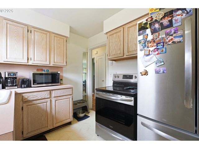 9128 Se MARKET St, Portland, OR 97216