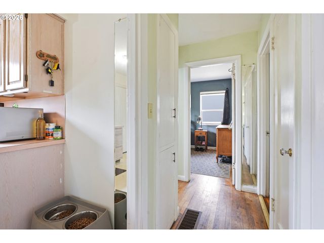 9128 Se MARKET St, Portland, OR 97216