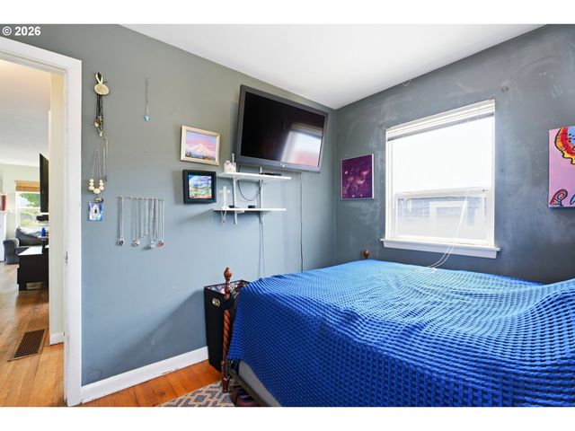 9128 Se MARKET St, Portland, OR 97216