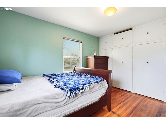 9128 Se MARKET St, Portland, OR 97216