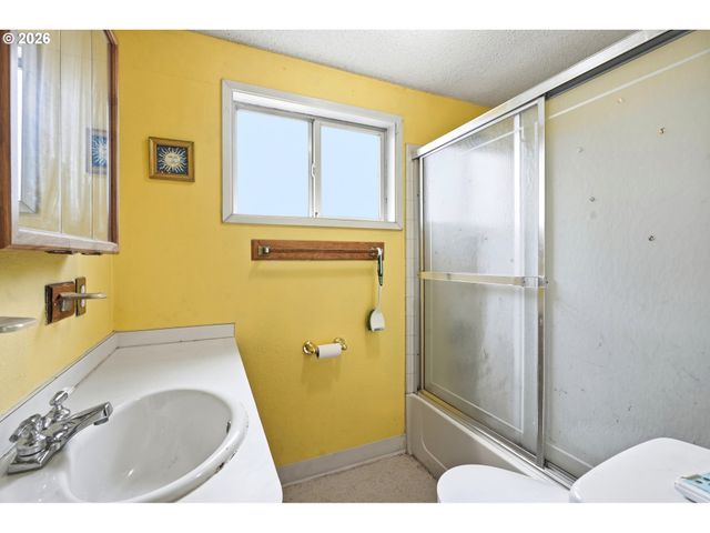 9128 Se MARKET St, Portland, OR 97216