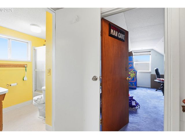 9128 Se MARKET St, Portland, OR 97216