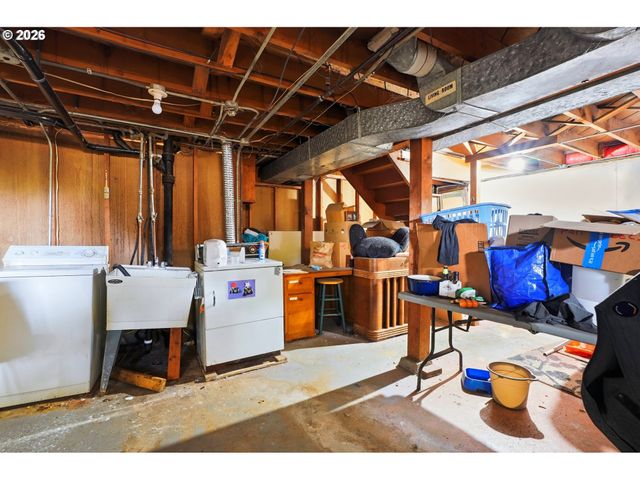 9128 Se MARKET St, Portland, OR 97216