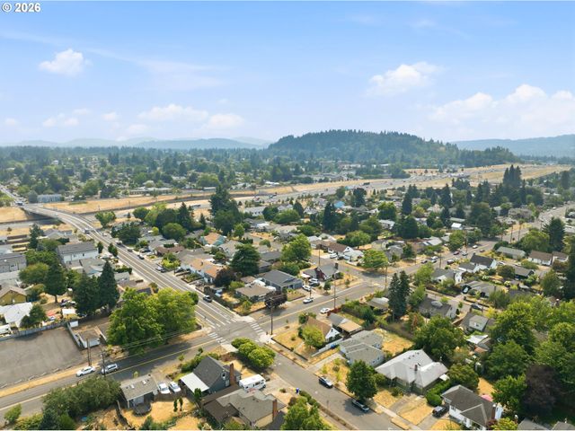 9128 Se MARKET St, Portland, OR 97216