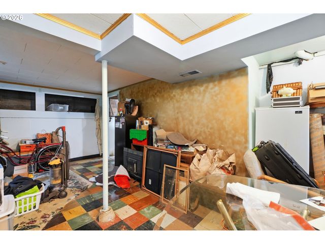 9128 Se MARKET St, Portland, OR 97216