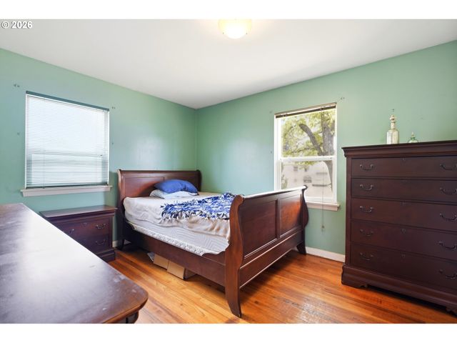 9128 Se MARKET St, Portland, OR 97216