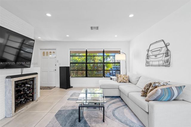 3035 Hayes St, Hollywood, FL 33021