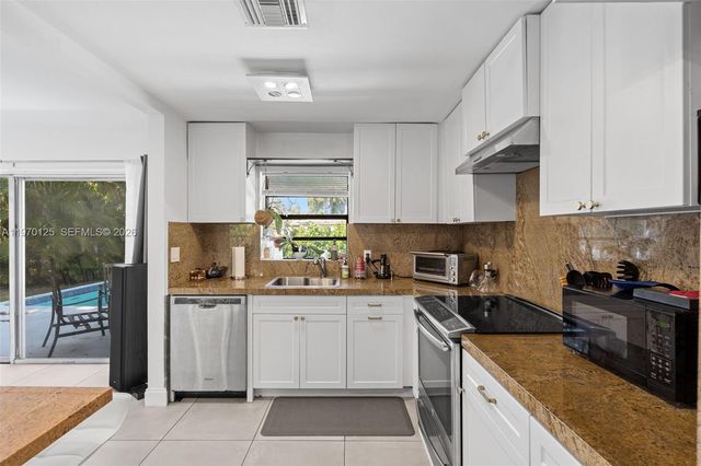 3035 Hayes St, Hollywood, FL 33021