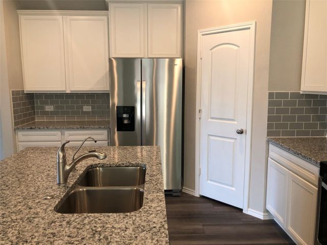 9224 Inland Leather Lane, Conroe, TX 77385