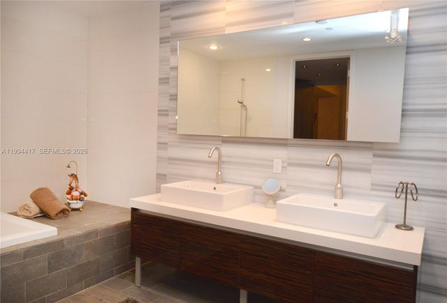 1100 Biscayne Blvd 6104, Miami, FL 33132