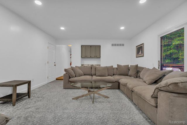 18500 Mayfield Street, Livonia, MI 48152