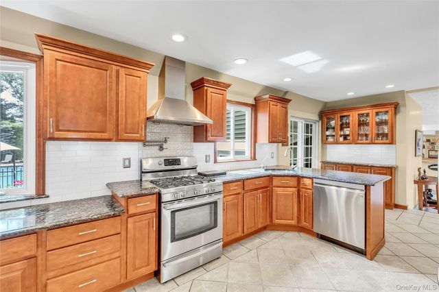 2 Eton Court, Plainview, NY 11803