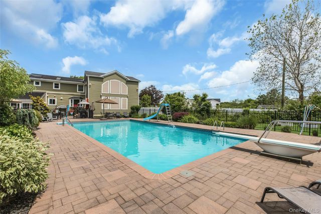 2 Eton Court, Plainview, NY 11803