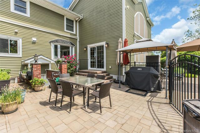 2 Eton Court, Plainview, NY 11803