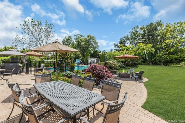 2 Eton Court, Plainview, NY 11803