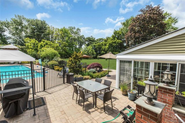 2 Eton Court, Plainview, NY 11803