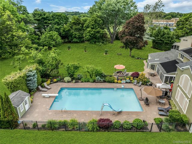 2 Eton Court, Plainview, NY 11803