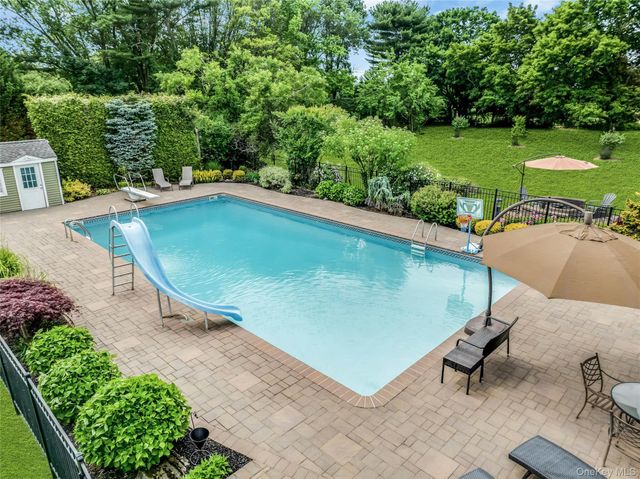 2 Eton Court, Plainview, NY 11803