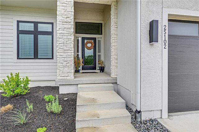 25102 W 98th Place, Lenexa, KS 66227