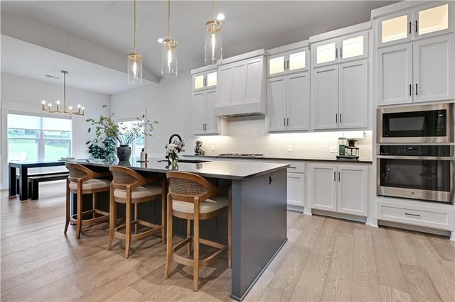 25102 W 98th Place, Lenexa, KS 66227