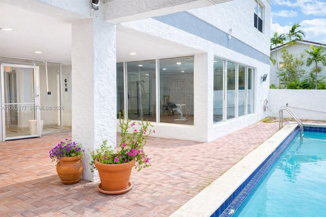 16508 NE 26th Ave 601, North Miami Beach, FL 33160