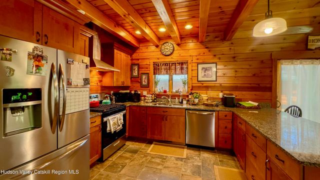 6 Debbie Drive, Athens, NY 12015