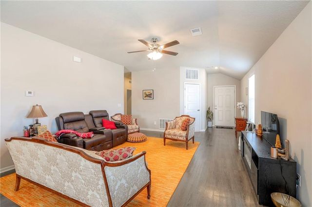 532 SE Reid Street, Blue Springs, MO 64014