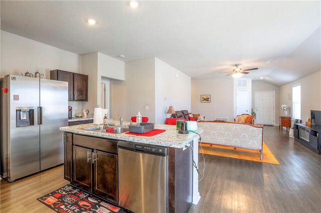 532 SE Reid Street, Blue Springs, MO 64014