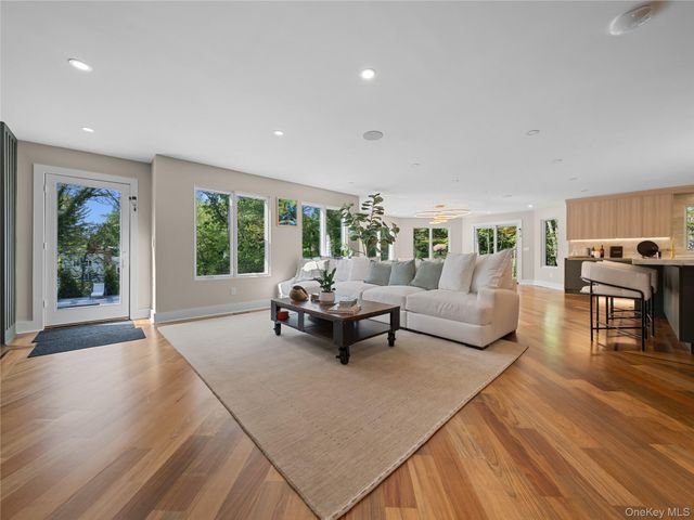 5 N Hills Road, East Norwich, NY 11732