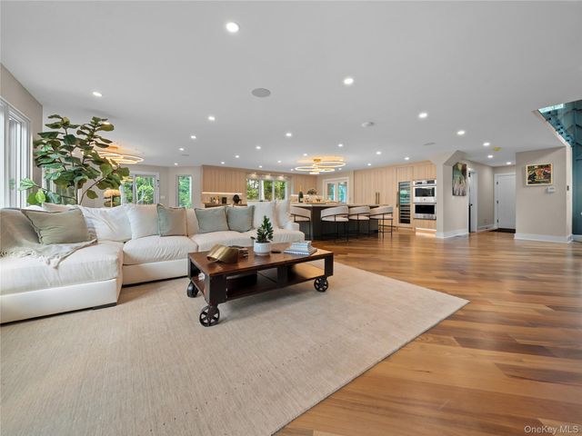 5 N Hills Road, East Norwich, NY 11732