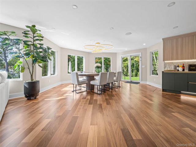 5 N Hills Road, East Norwich, NY 11732