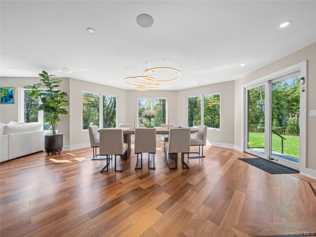 5 N Hills Road, East Norwich, NY 11732